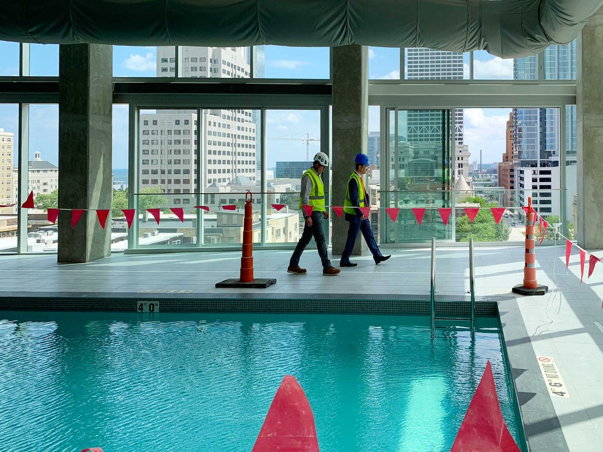Piscina coberta com vista para Milwaukee no edifício de madeira maciça Ascent