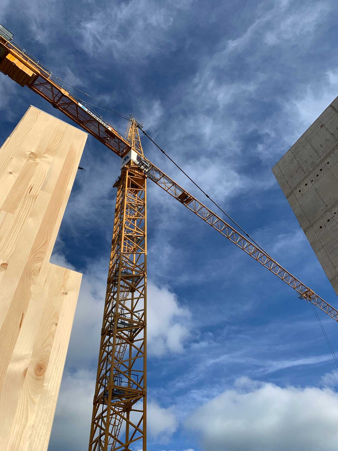 Guindaste autônomo de 316 pés trabalhando na construção do Ascent para ser a torre de madeira híbrida mais alta do mundo