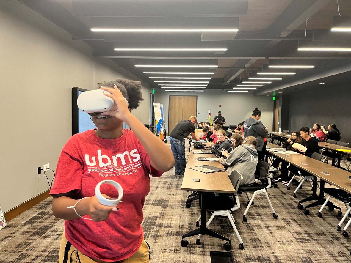 Student enrolled in Marian University Summer Academy tries virtual reality Virtual Design and Construction VDC at CD Smith IMG_1520